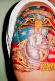 大臂丰富多彩的军队勋章纹身图案