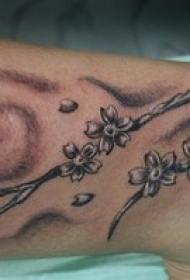 女性腿部棕色樱花树纹身图案