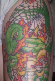 腿部绿色的大蛇纹身图案