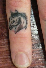 手指上小清新马儿头像纹身图案