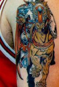手臂丰富多彩的维京战士和马纹身图案
