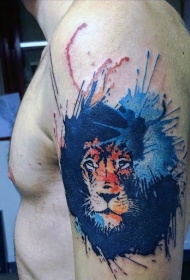 男性肩部水彩狮子头纹身图案