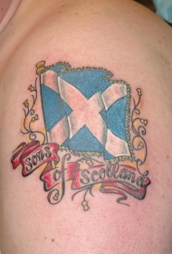 肩部彩色苏格兰旗子与字母纹身