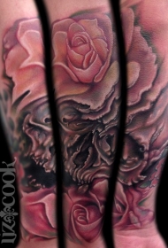 手臂彩色漂亮的玫瑰与人类头骨纹身