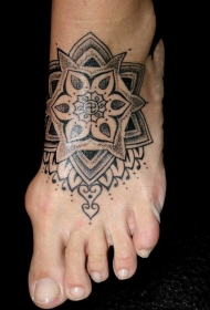 男性脚背黑色神圣图腾纹身图案