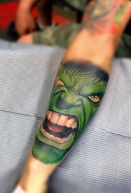 手臂彩色绿巨人头像纹身图案