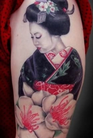 大臂彩绘艺妓与鲜花纹身图案
