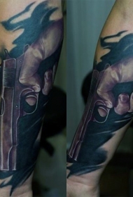 手臂惊人的彩色现实主义风格手持手枪纹身