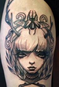 腿部有趣的女孩与昆虫纹身图案