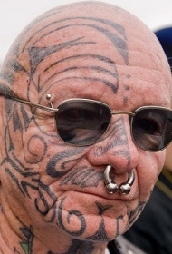 欧美老者脸部个性纹身图案