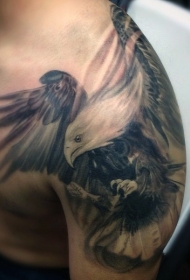 肩部华丽的彩色鹰纹身图案