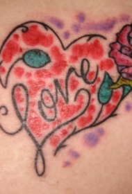 肩部红色的心和玫瑰纹身图案