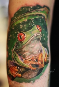 手臂彩色逼真的漂亮青蛙纹身图案