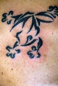 肩部黑色部落式青蛙纹身图案