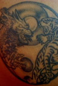 阴阳八卦龙与虎斗纹身图案