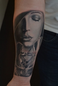手臂现实主义风格的女人脸与音乐家纹身