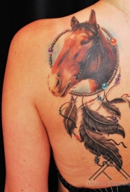 肩部彩色逼真的捕梦网和马头纹身