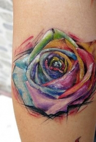 女孩腿上鲜艳的七彩玫瑰纹身图案