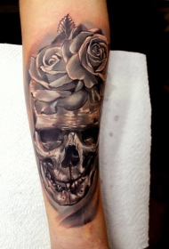 手臂逼真的骷髅与玫瑰纹身图案