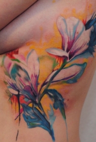 女性腰侧彩色玉兰花纹身图案
