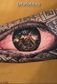 手臂华丽的埃及金字塔装饰与逼真的眼睛纹身图案