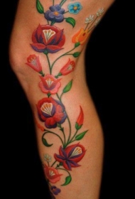腿部彩色鲜艳的花朵藤蔓纹身图案