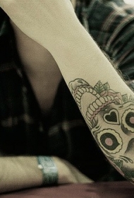 手臂彩色骷髅头爱心纹身图案