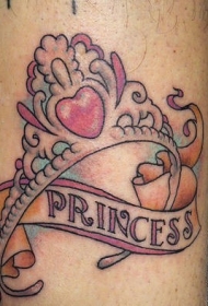 粉色英文字母和皇冠纹身图案