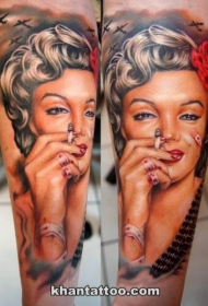 手臂彩色受伤的吸烟妇女肖像纹身图案