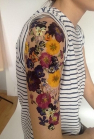 男性肩部彩色鲜艳的花朵纹身图案