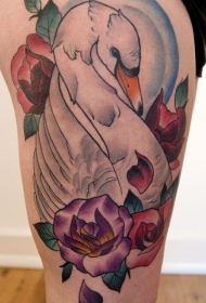 大腿白天鹅和彩色花朵纹身图案