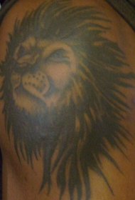 男性肩部灰色狮子头纹身图案