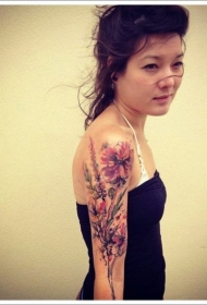 女性肩部水彩花朵纹身图片
