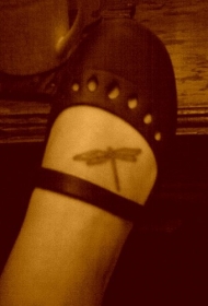 脚背女生蜻蜓纹身图案