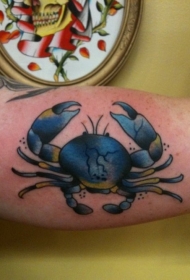 男性手臂彩色螃蟹纹身图案