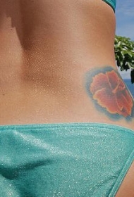 女性腰部彩色芙蓉花纹身图片