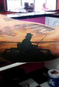 大臂彩绘老渔夫和日出纹身图案