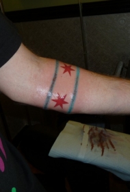 小臂有趣的蓝色线条和红星纹身图案