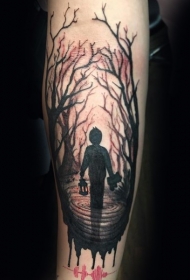 手臂令人毛骨悚然的男孩与黑暗森林纹身