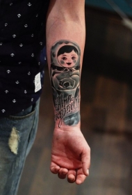 手臂水彩画风格的娃娃与字母纹身图案