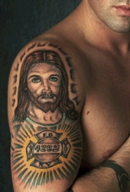 男性大臂消防标志与耶稣神像纹身图案