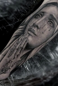 手臂灰色祈祷手中的宗教女人纹身图案
