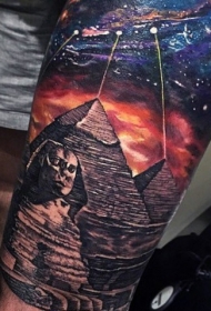 大腿埃及金字塔和幻想式太空纹身图案