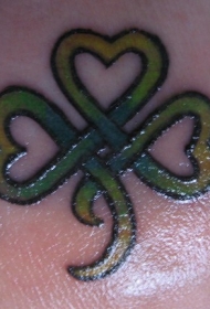 肩部彩色三叶草的心结的纹身图案