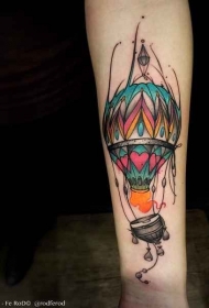 手臂有趣的彩色热气球纹身图案