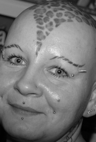女性头部豹纹纹身图案