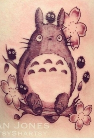 腰侧棕色滑稽的龙猫与花朵纹身图案