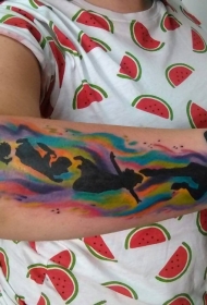 手臂水彩风格的潘裕文和朋友剪影纹身
