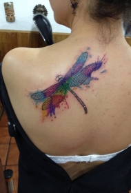 女生背部水彩画可爱的蜻蜓纹身图案