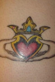 肩部彩色象征友谊的爱心纹身图案
